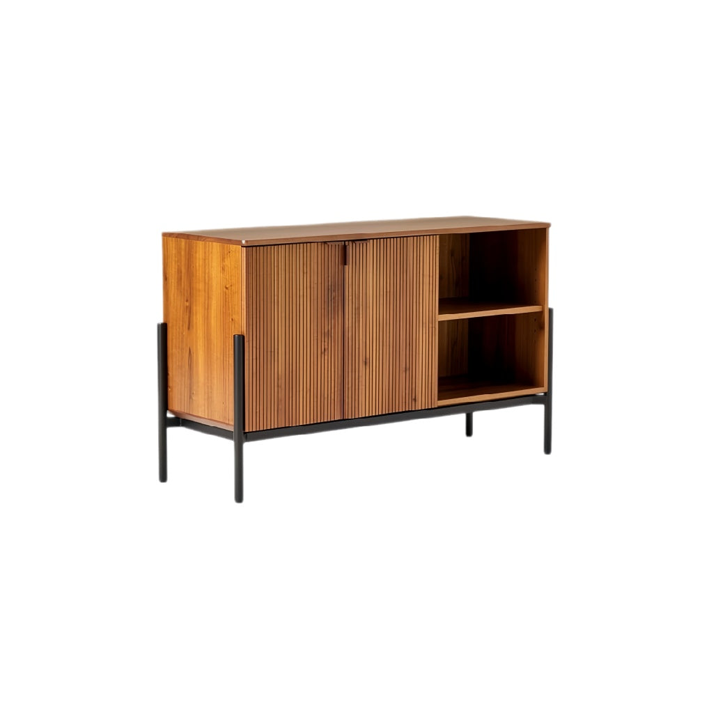 **Technische titel in het Nederlands:** Moderne houten kast met zwarte metalen poten en geribbelde deuren.