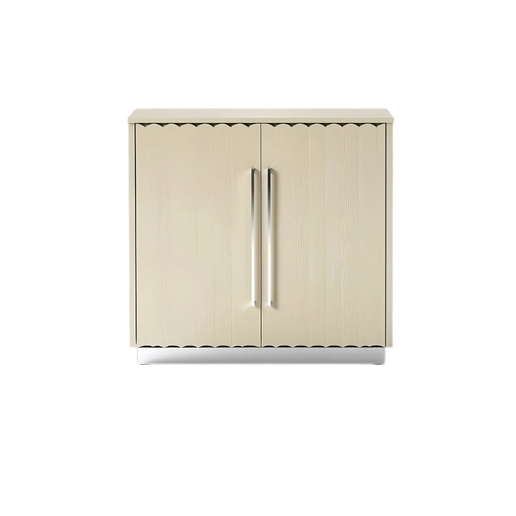 **Technische titel in het Nederlands: Moderne kast met golvende deuren en chromen handgrepen**